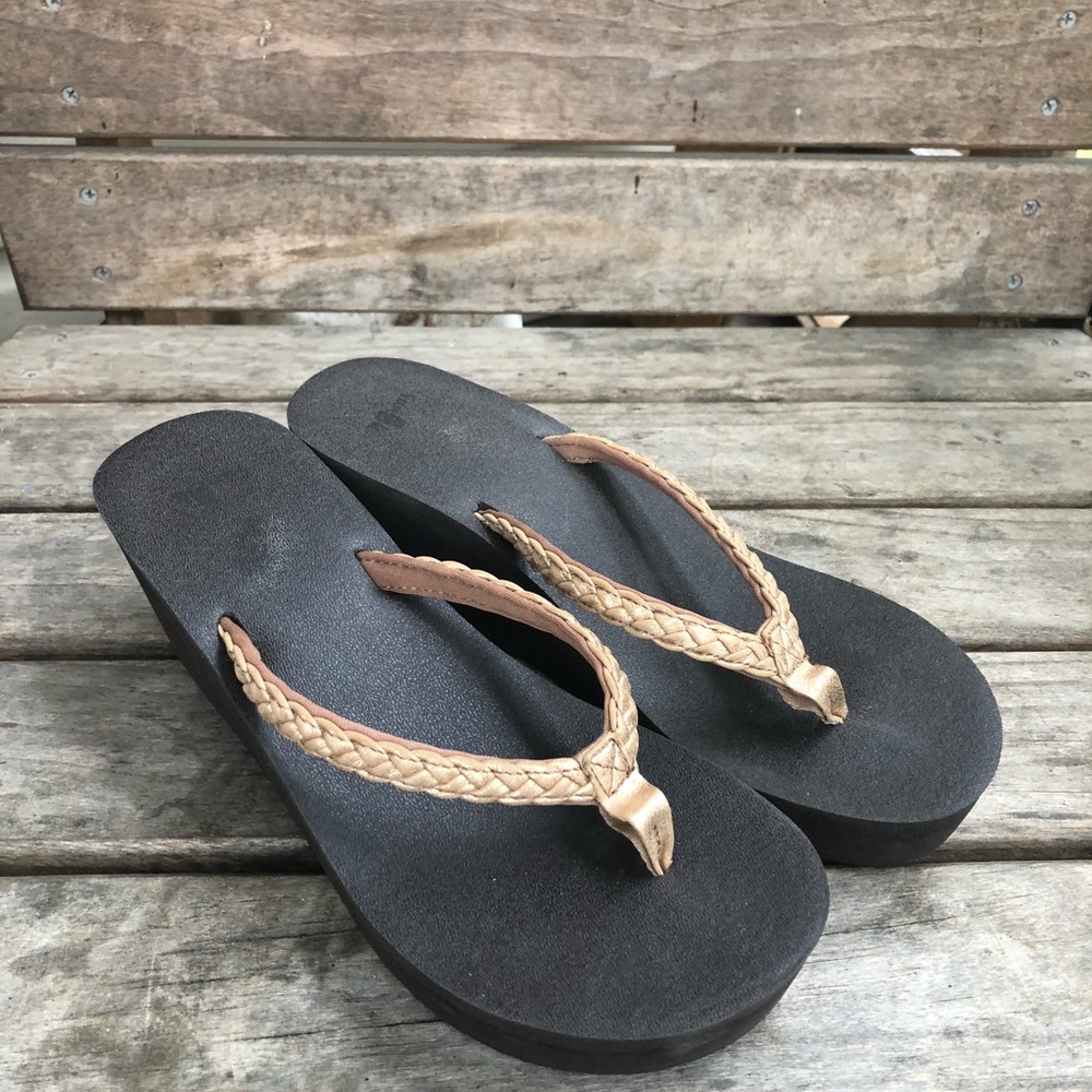 Sanuk wedge Sandal size 7 Braided bronze Straps